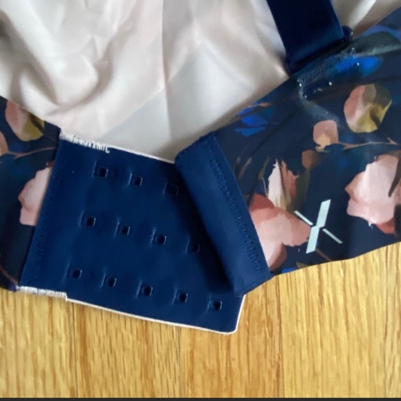*Winter floral * sold out pattern of Knix Evolution bra. Reversible. Size 8 - Picture 4 of 13